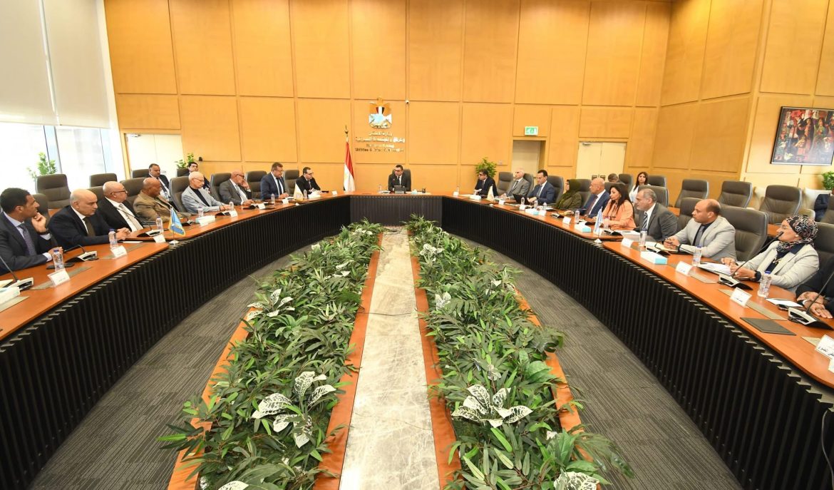 وزير الإسكان يلتقي عددًا من كبار المطورين العقاريين لاستعراض الاستراتيجية الوطنية للعمران الأخضر وزير الإسكان يلتقي عددًا من كبار المطورين العقاريين لاستعراض الاستراتيجية الوطنية للعمران الأخضر
