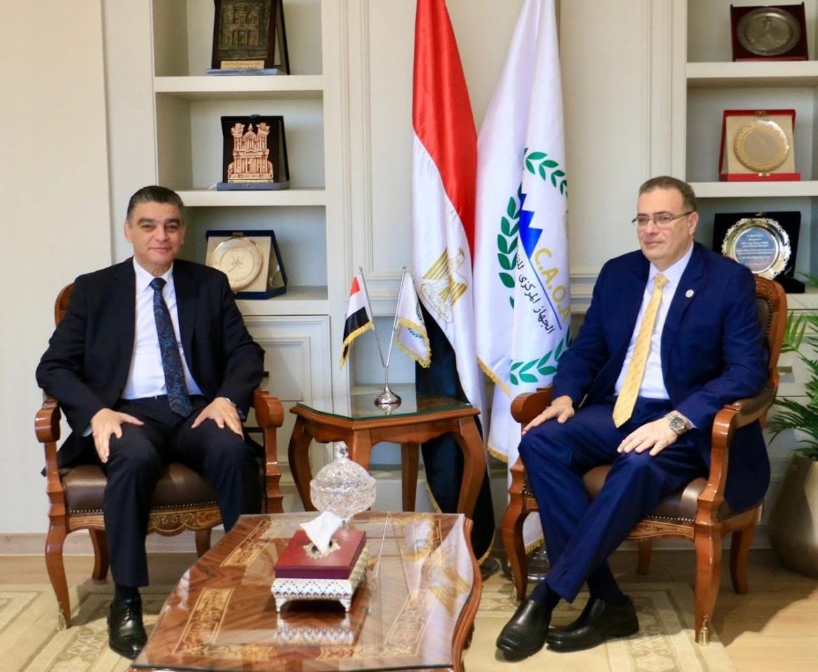 رئيس "التنظيم والإدارة" يسلم رئيس "الشراء الموحد" الهيكل التنظيمي الجديد للهيئة بعد تطويره