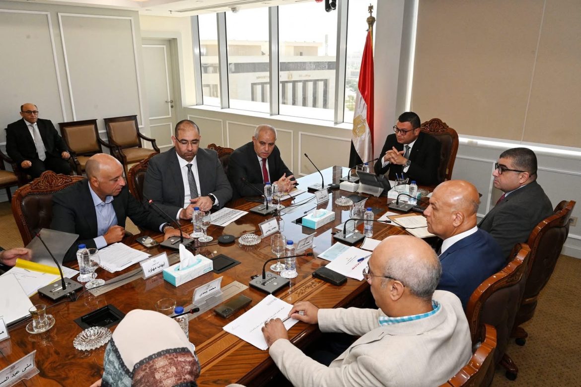 وزير الإسكان يعقد اجتماعاً مع ممثلي شركة أوراسكوم لمتابعة الموقف التنفيذي لعدد من المشروعات