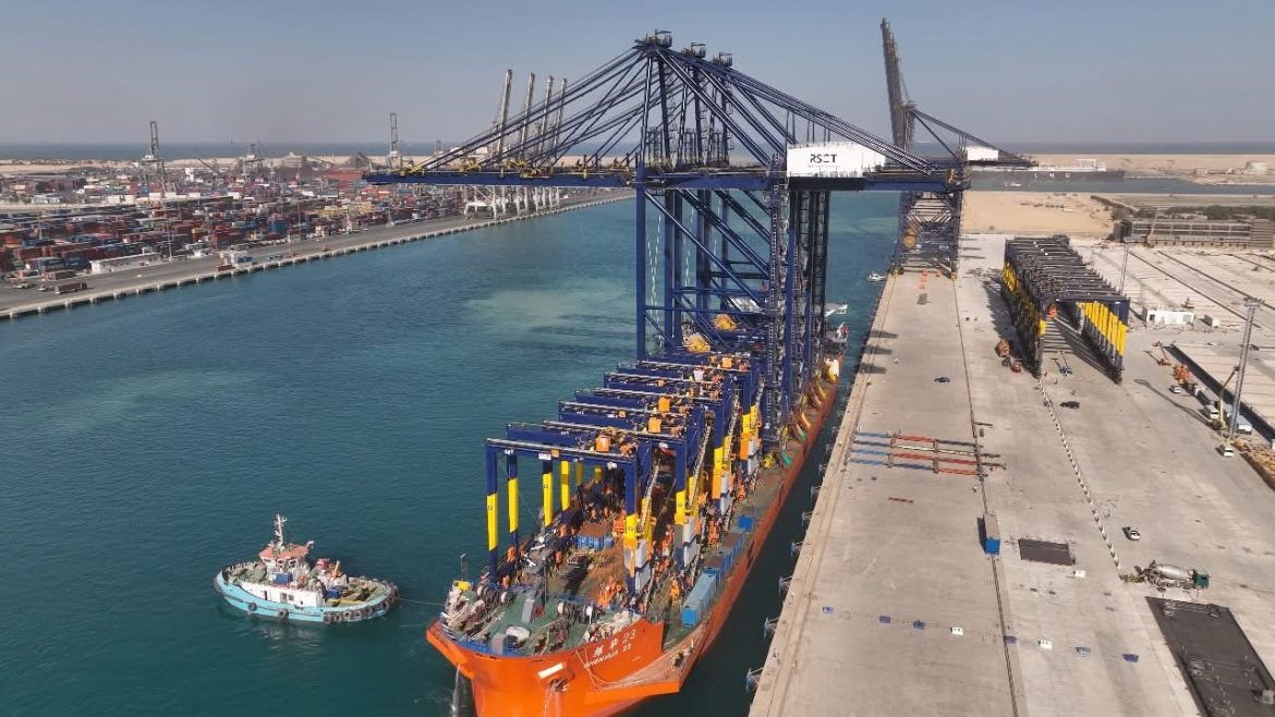 وزير النقل: رصيف محطة هاتشيسون رقم 1 بميناء السخنة يستقبل السفينة ZHEN HUA 23