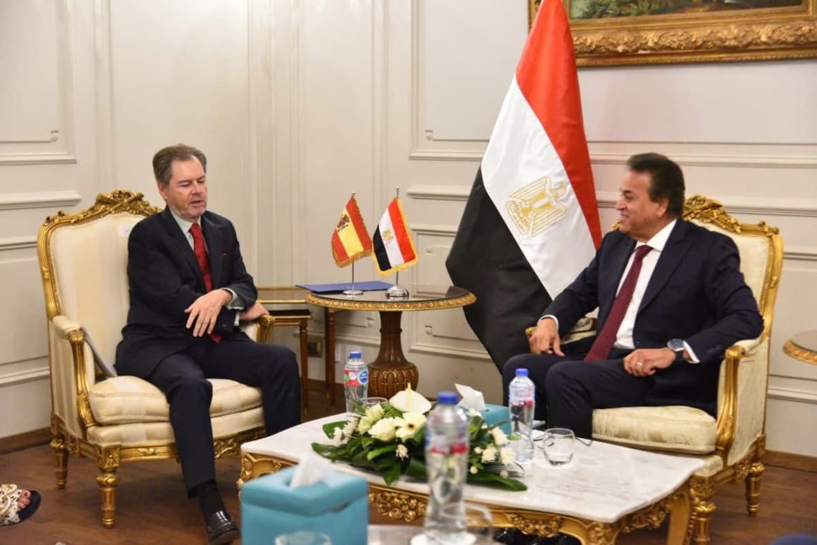 وزير الصحة يبحث مع سفير إسبانيا بمصر سبل تعزيز التعاون في القطاع الصحي وزير الصحة يبحث مع سفير إسبانيا بمصر سبل تعزيز التعاون في القطاع الصحي