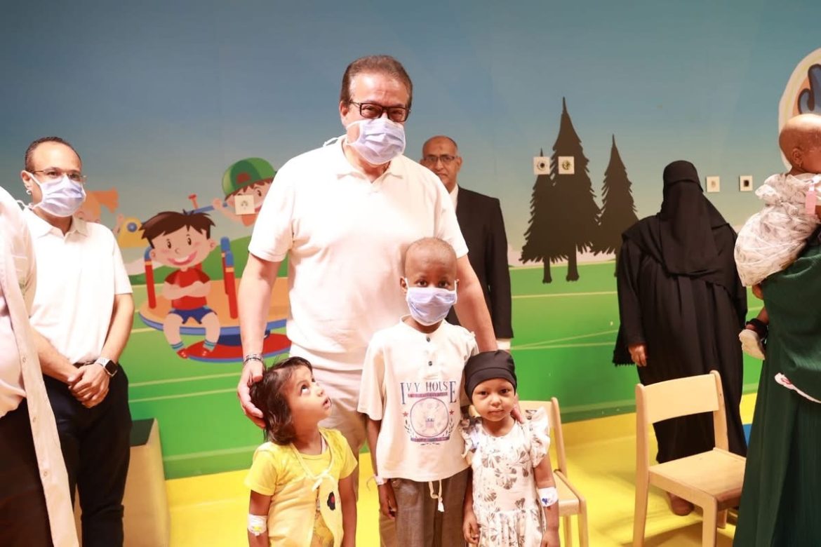 وزير الصحة يرافقه محافظ الأقصر يتفقدان مستشفى شفاء الأورمان