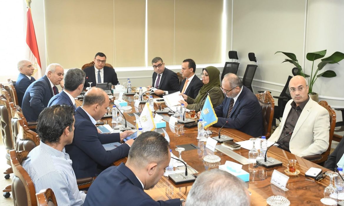 وزير الإسكان يُتابع معدلات تسويق وتسليم عدد من المشروعات والفرص الاستثمارية بالمدن الجديدة وزير الإسكان يُتابع معدلات تسويق وتسليم عدد من المشروعات والفرص الاستثمارية بالمدن الجديدة
