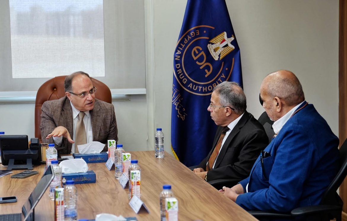 رئيس هيئة الدواء يبحث مع ممثلي جهاز الدمغة الطبية سبل دعم الصناعة الوطنية. رئيس هيئة الدواء يبحث مع ممثلي جهاز الدمغة الطبية سبل دعم الصناعة الوطنية.