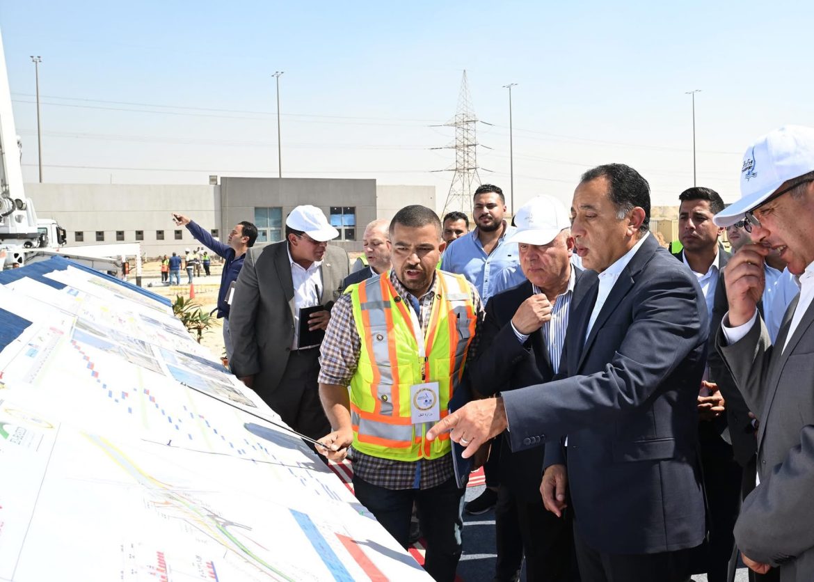 رئيس الوزراء يتابع سير الأعمال بمحطة الأتوبيس الترددي تقاطع طريق الفيوم مع طريق الواحات رئيس الوزراء يتابع سير الأعمال بمحطة الأتوبيس الترددي تقاطع طريق الفيوم مع طريق الواحات