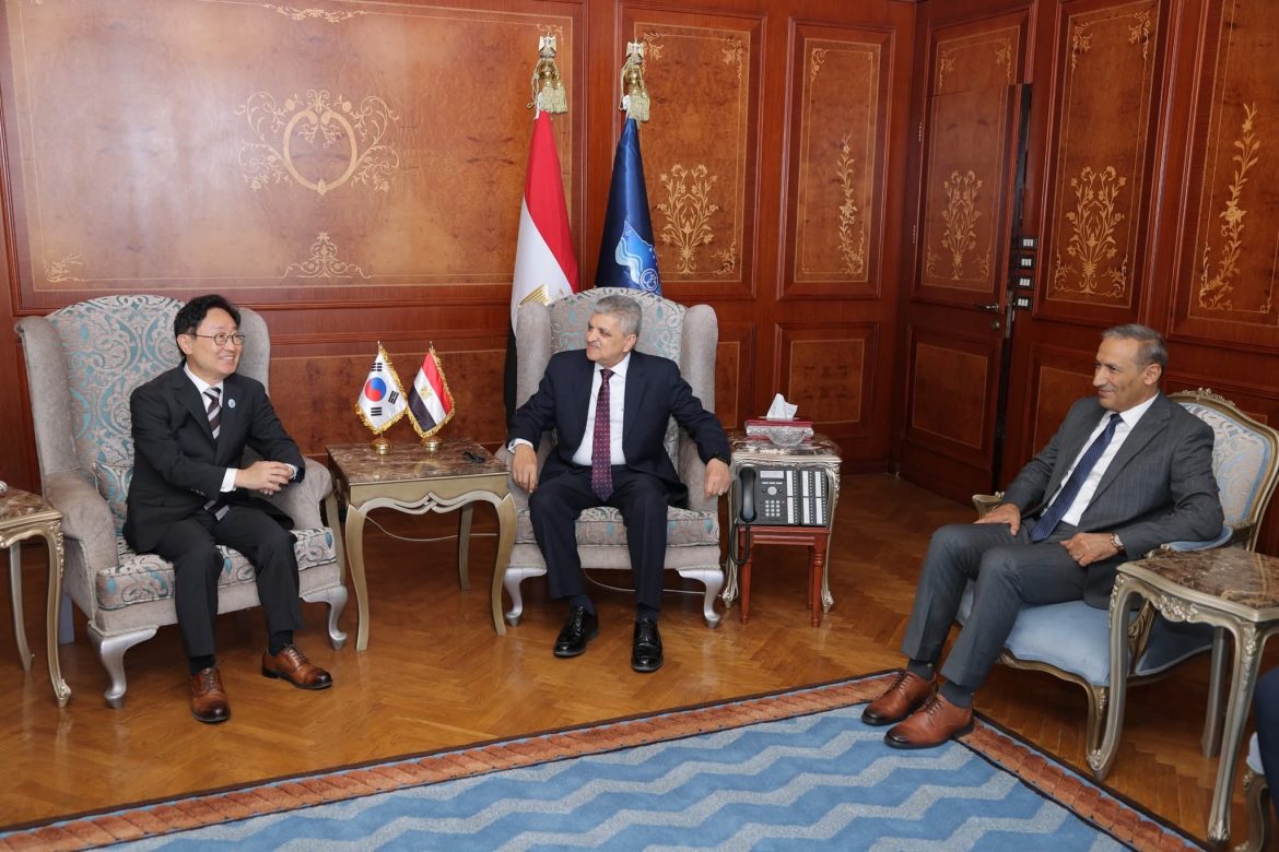رئيس هيئة قناة السويس: التعاون بين الهيئة والترسانات بكوريا الجنوبية أثمر عن التوافق على عدة مشروعات مشتركة