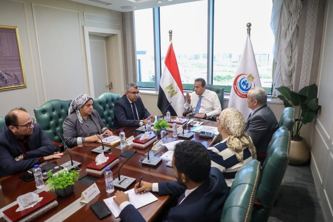 وزير الصحة يتابع تقدم المشروعات الصحية القومية داخل قطاعات الوزارة