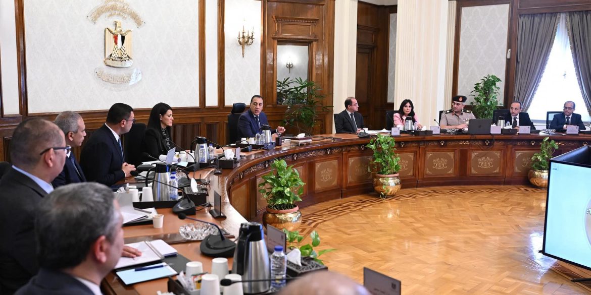 رئيس الوزراء يُتابع موقف المشروعات المشتركة بين وزارة الإسكان والهيئة الهندسية للقوات المسلحة