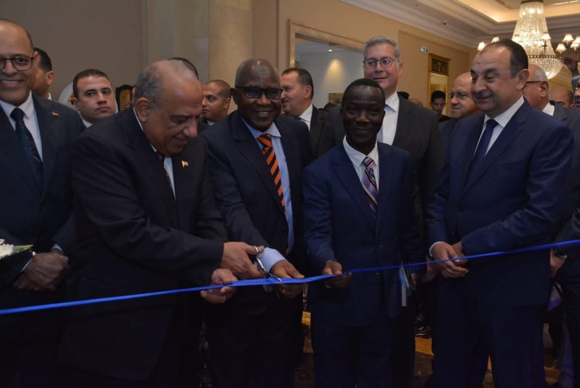 وزير الكهرباء يفتتح معرض صناعة المهمات والمعدات الكهربائية