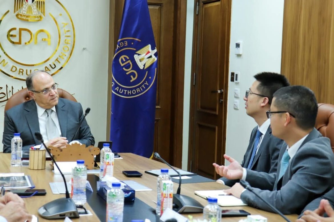 رئيس هيئة الدواء يبحث سبل تعزيز التحول الرقمي ودعم المنظومة الدوائية مع هواوي مصر