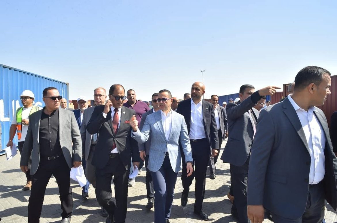 وزير الاستثمار  يتفقد ميناء العين السخنة ويتابع سير العمل بمنظومة الفحص المشترك