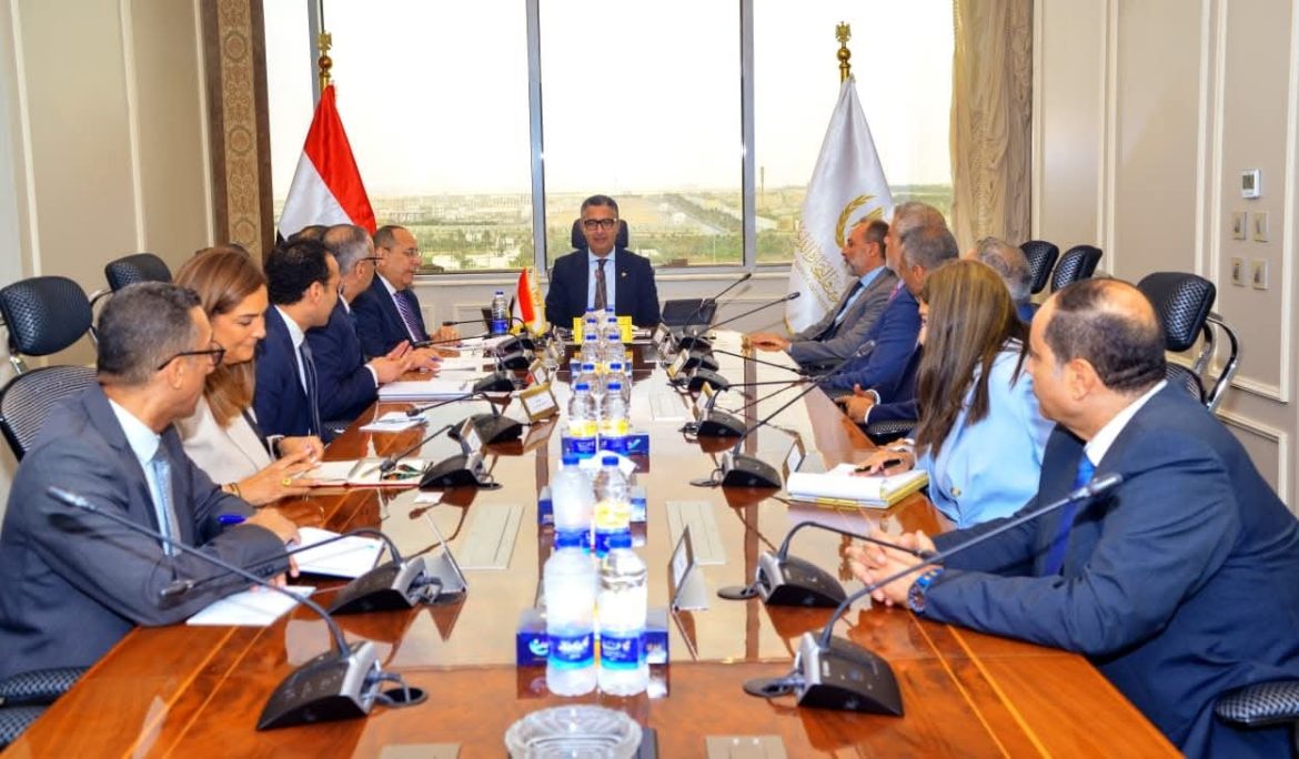 وزير التموين يبحث سبل التعاون في تطوير مشروع كاري أون اكترونيا مع شركة إي أند مصر