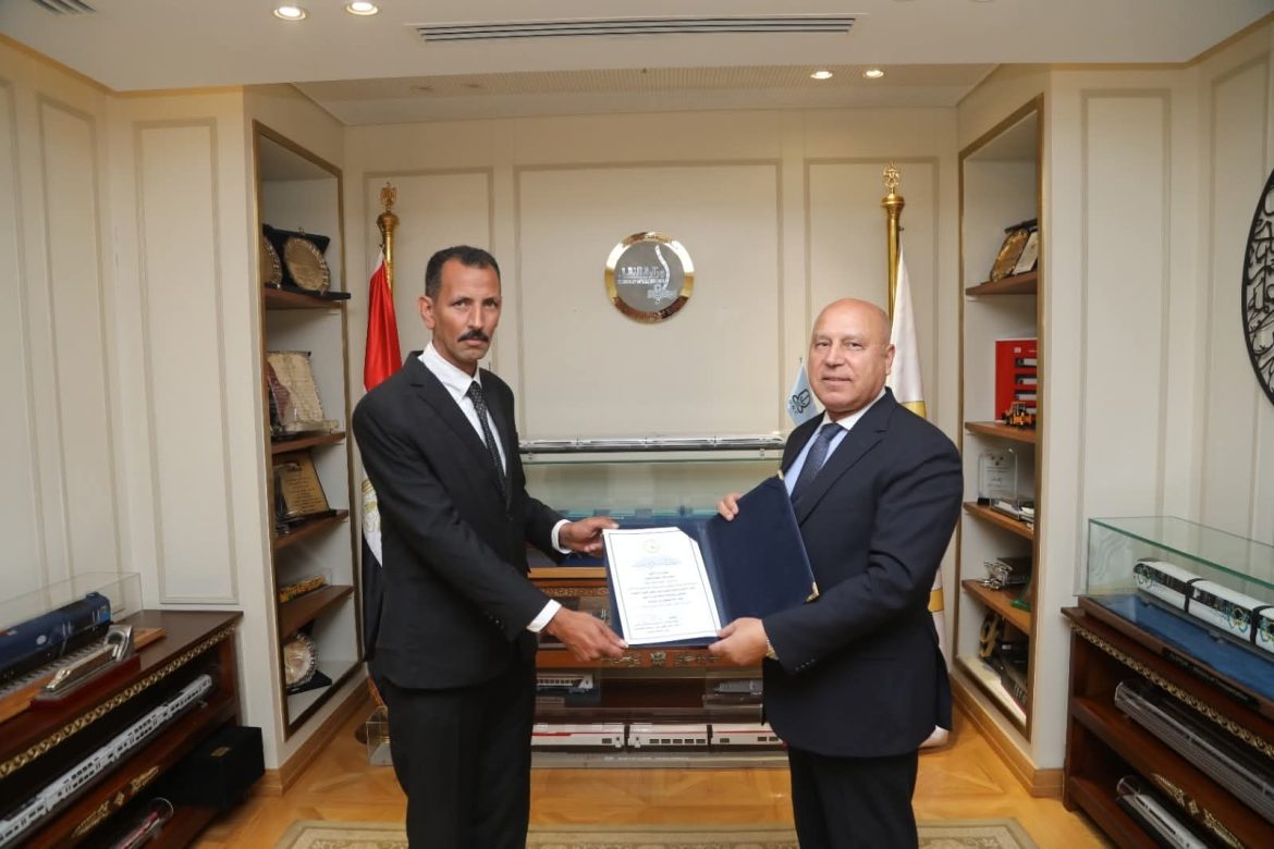 وزير النقل يكرم سائق أتوبيس بشركة غرب ووسط الدلتا للنقل والسياحة .. ما القصة؟ 