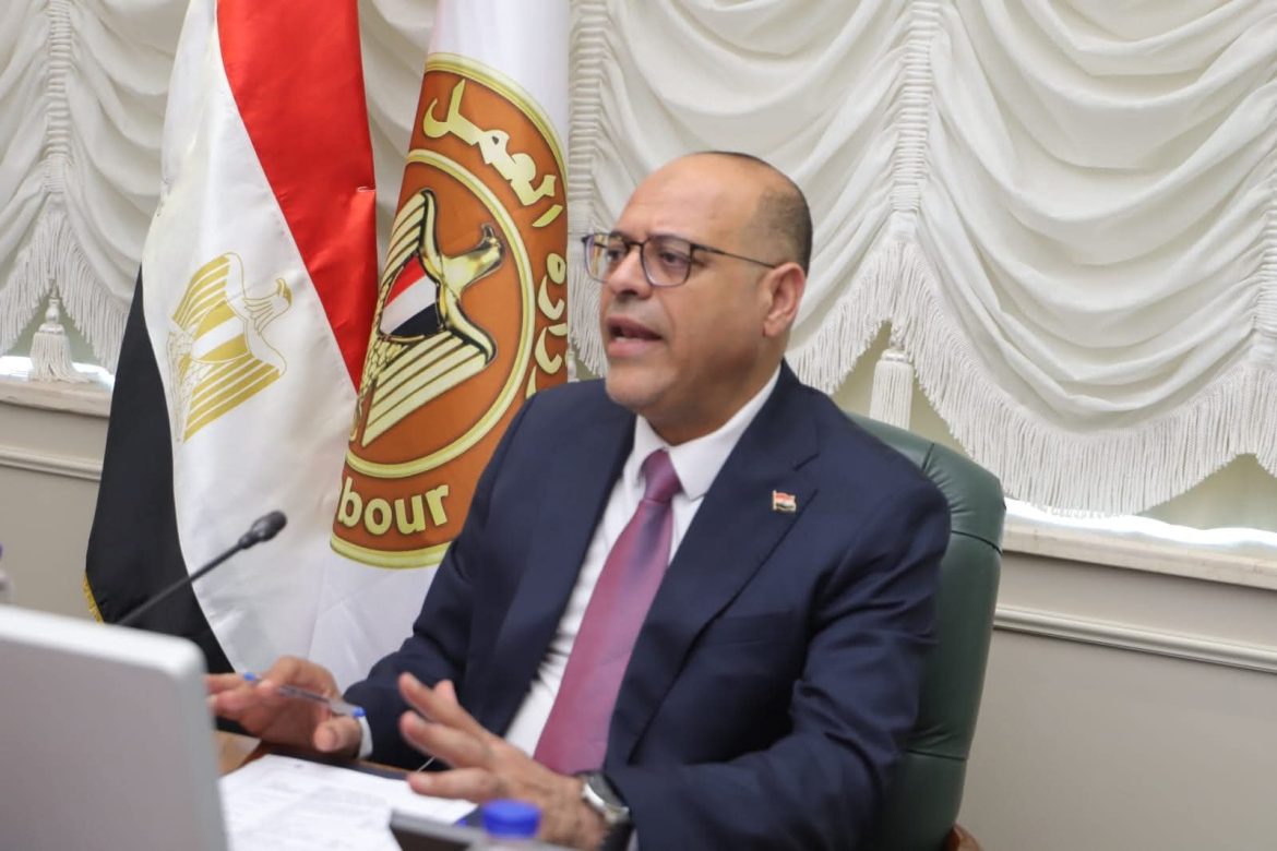 وزير العمل يُوضح ضوابط وآليات تحرير عقود العمل طبقًا للقانون الجديد