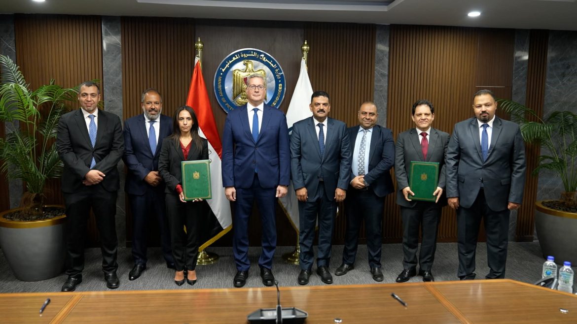 وزير البترول يشهد توقيع اتفاقية إطارية مع القطاع الخاص المصري في مشروعات تصنيع الفوسفات وزير البترول يشهد توقيع اتفاقية إطارية مع القطاع الخاص المصري في مشروعات تصنيع الفوسفات
