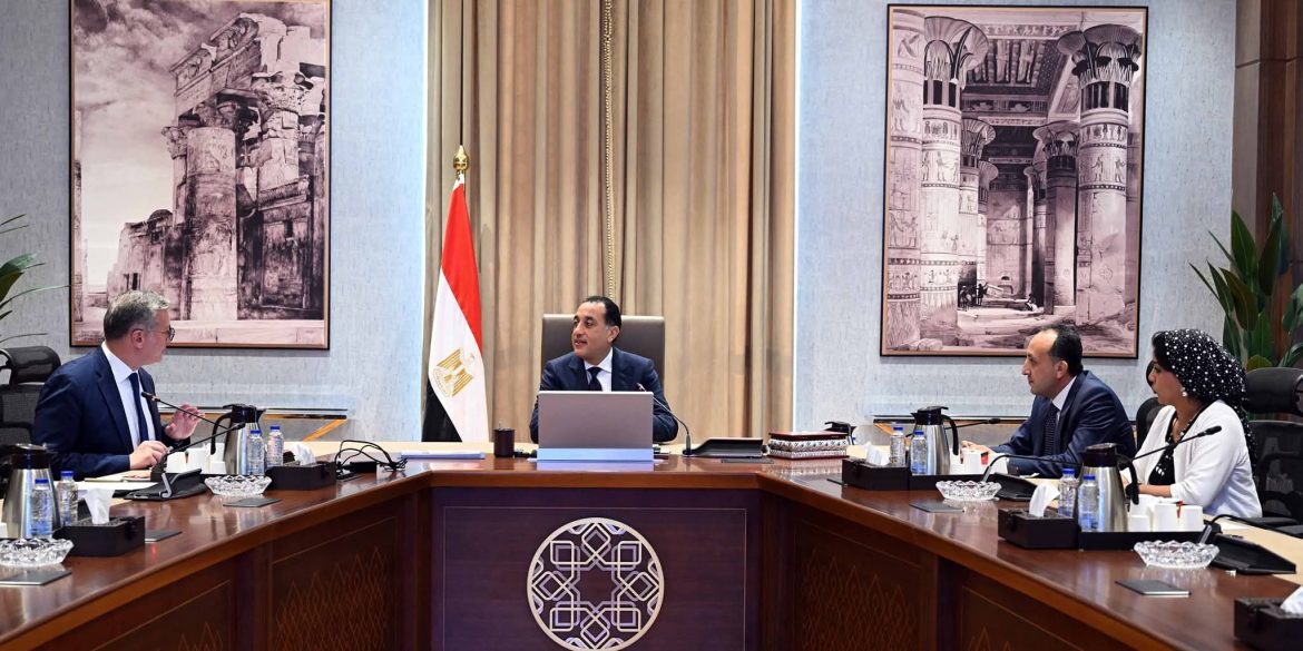 رئيس الوزراء يستعرض عددٍ من ملفات عمل وزارة البترول 