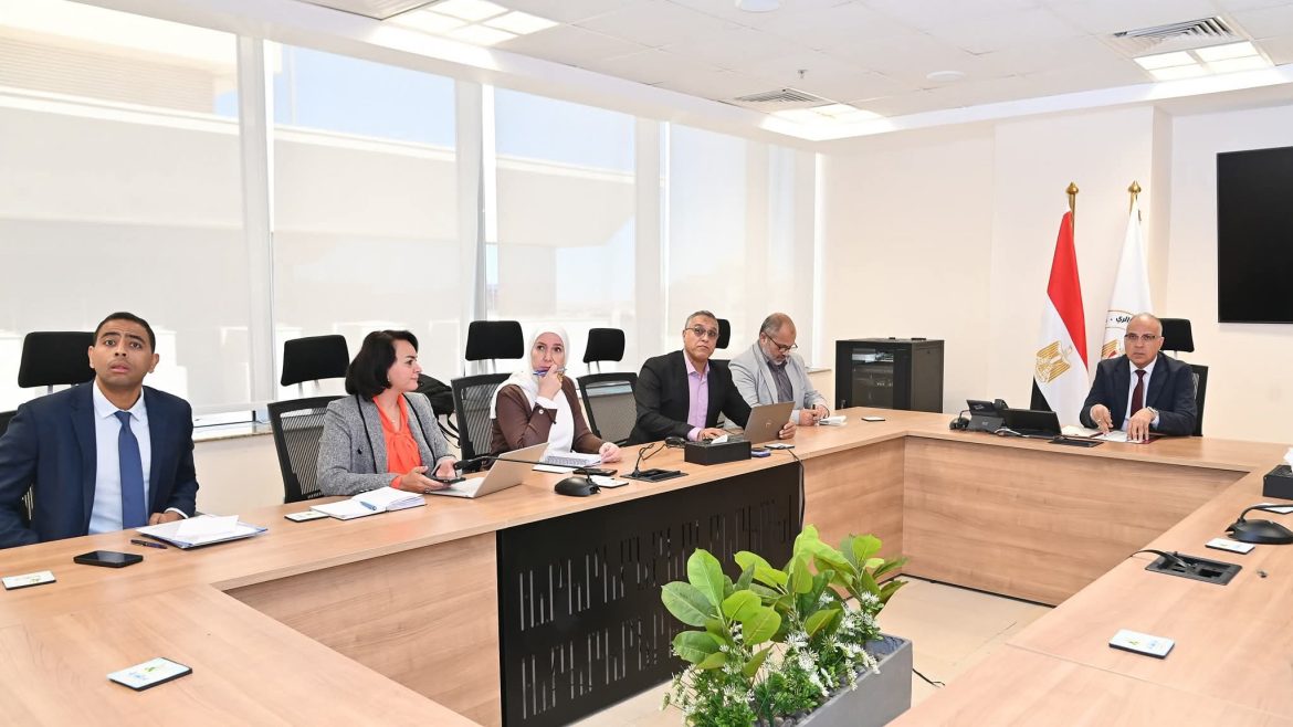 وزير الري يتابع أعمال الصيانة والتأهيل الجارية لحائط رشيد البحري