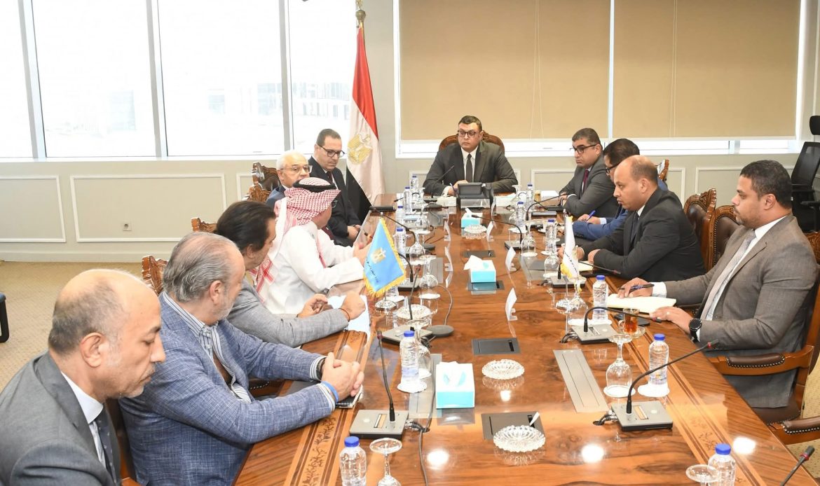 وزير الإسكان يبحث تعزيز التعاون بمجال الاستثمار السياحي مع رئيس المنظمة العربية للسياحة