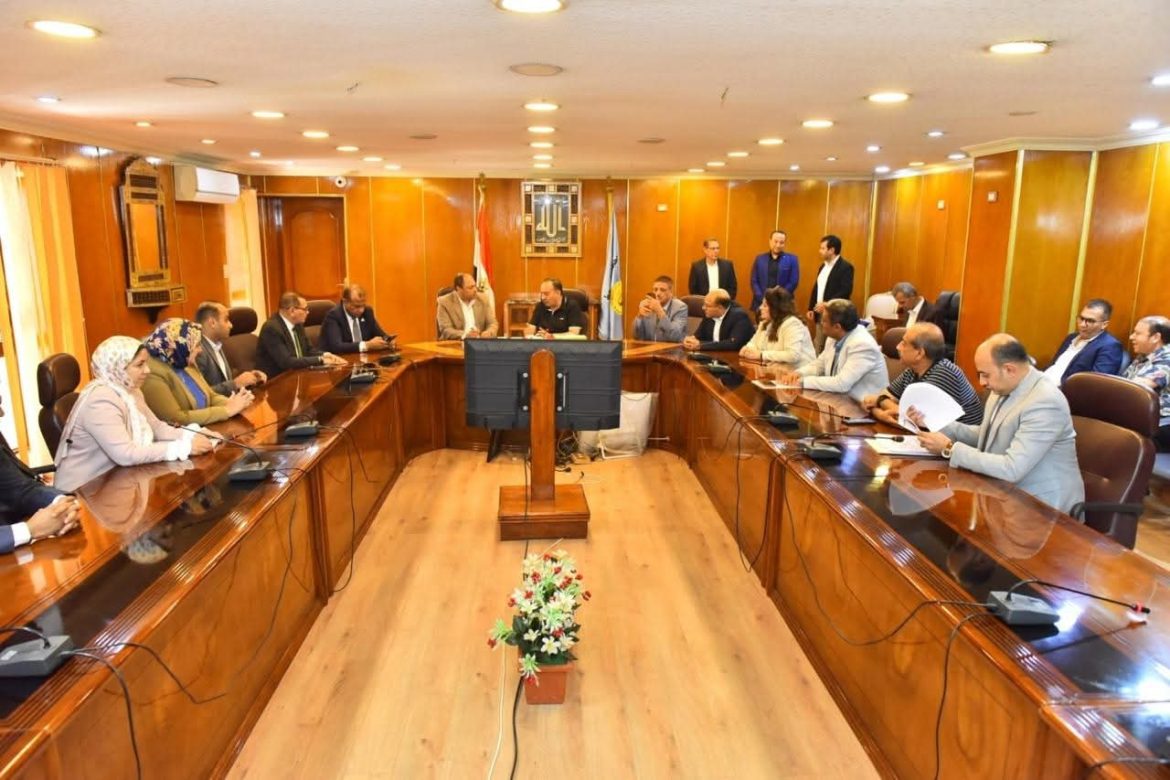 محافظ أسيوط يبحث آفاق التعاون وتوقيع بروتوكولات مع هيئة تنمية الصعيد محافظ أسيوط يبحث آفاق التعاون وتوقيع بروتوكولات مع هيئة تنمية الصعيد