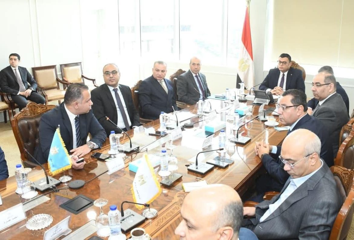 وزير الإسكان يبحث ملف تشغيل مشروع حدائق تلال الفسطاط