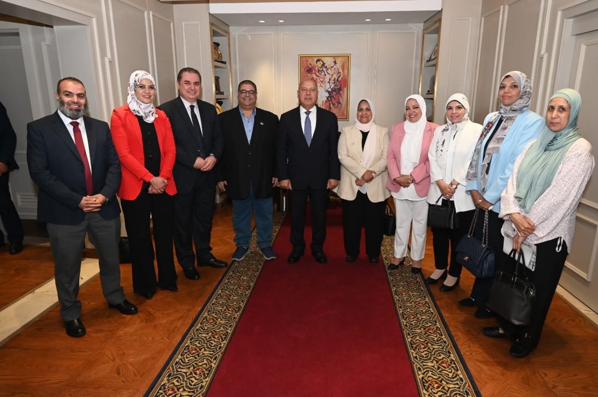 وزير الصناعة يسلم شهادات التحقق من تقارير البصمة الكربونية لـ6 شركات محلية