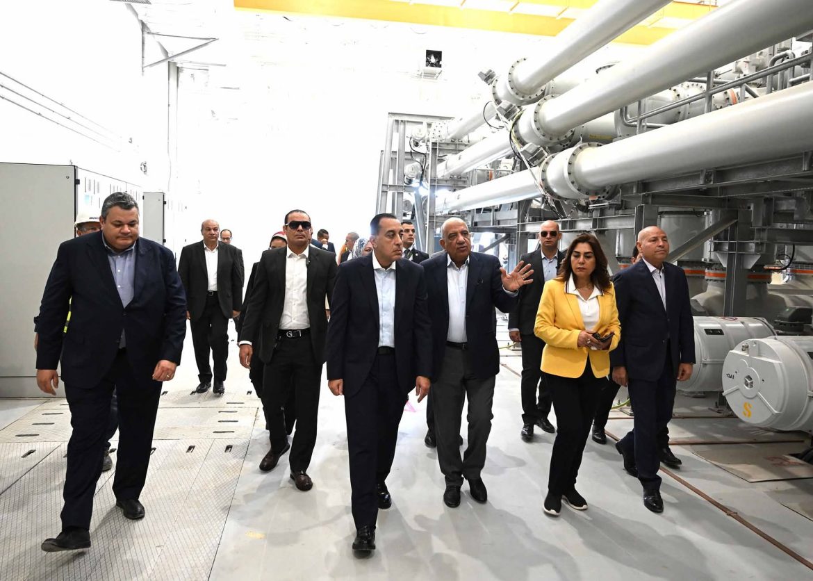 رئيس الوزراء يتابع التشغيل التجريبي لمحطة الربط الكهربائي المصري السعودي