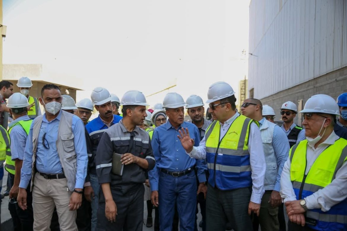 وزير قطاع الأعمال العام يتفقد التشغيل التجريبي لمصنع بلوكات الأنود الكربونية بالعين السخنة