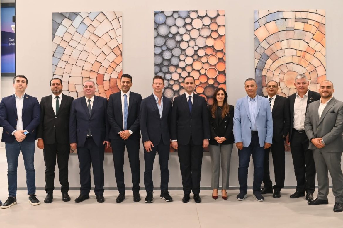 نائب وزير الصحة يبحث التعاون في التحول الرقمي مع ممثلي إبسون