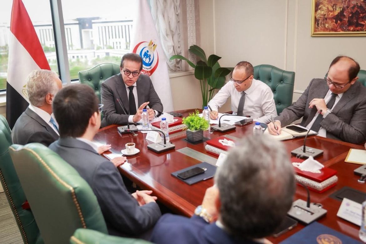 وزير الصحة يبحث إنشاء مراكز تدريب للجراحة الروبوتية في مصر