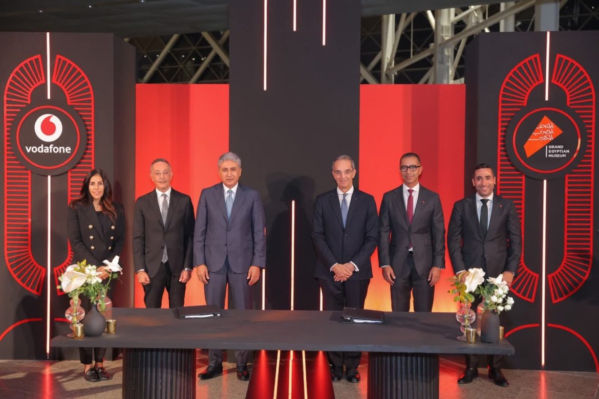 وزيرا السياحة والاتصالات يشهدان توقيع شراكة بين ليجاسي للتنمية وفودافون مصر