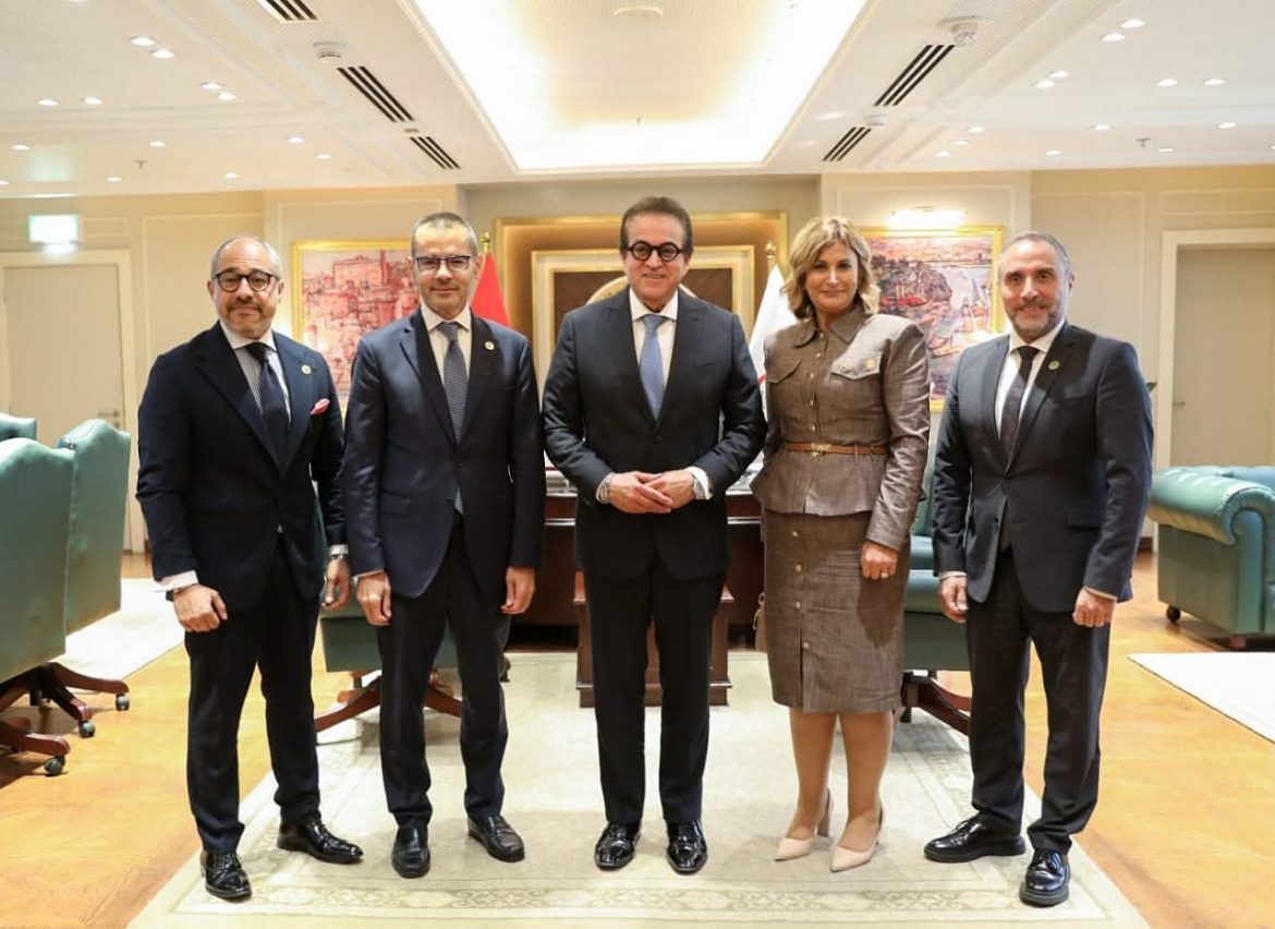 وزير الصحة يبحث سبل التعاون في دعم القطاع الصحي مع وفد مجلس اتحاد المستشفيات العربية