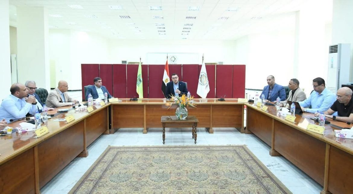 وزير الاسكان يتابع الأعمال الجاري تنفيذها بمدن شرق القاهرة