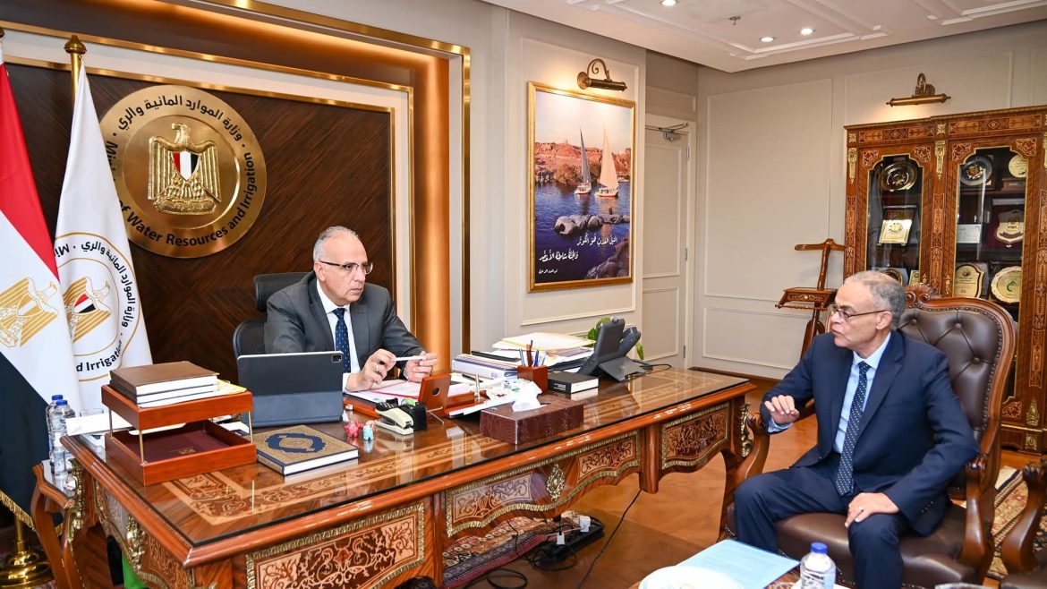 وزير الري يتابع التنسيق بين مصلحة الميكانيكا والكهرباء ومصلحة الرى وهيئة الصرف