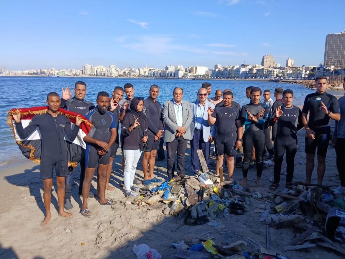 وزارة البيئة تطلق حملة كبرى لتطهير قاع البحر بالميناء الشرقي