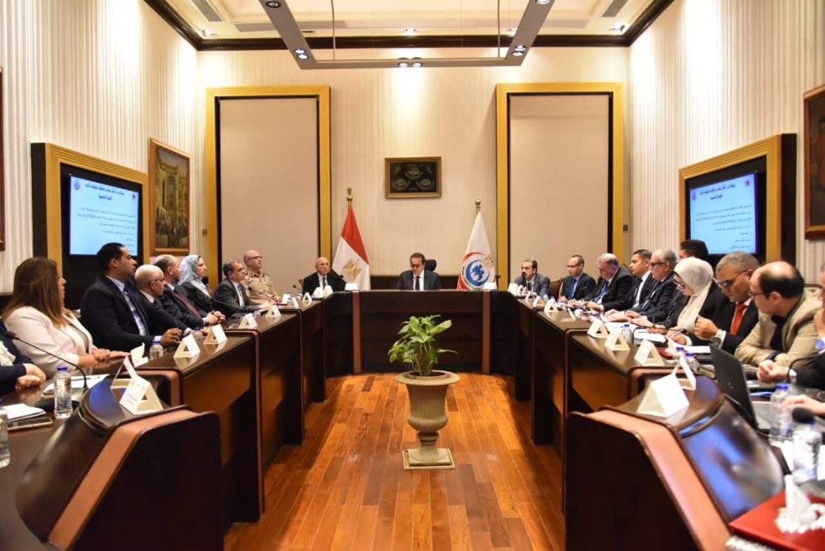 وزير الصحة يناقش مراقبة عمليات الدم لتوحيد الأسعار وضبط حملات التبرع