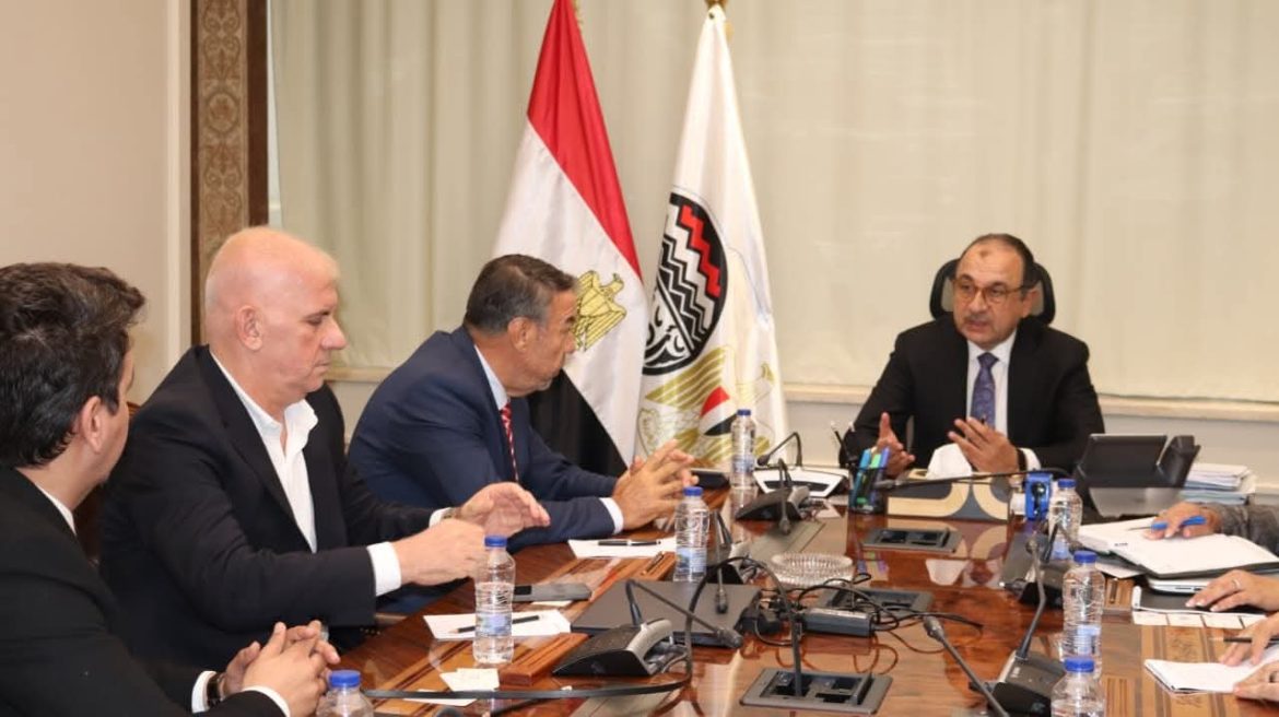 وزير قطاع الأعمال:تحديث صناعة الغزل والنسيج أولوية ونسعى لاستعادة الريادة العالمية