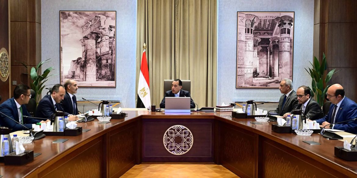 رئيس الوزراء يستعرض خطط توطين التكنولوجيا الفضائية مع رئيس وكالة الفضاء المصرية