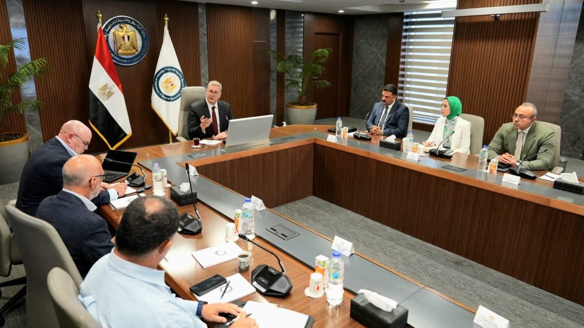 وزير البترول يبحث فرص الاستثمار مع وفداً من شركات التعدين الأسترالية وزير البترول يبحث فرص الاستثمار مع وفداً من شركات التعدين الأسترالية