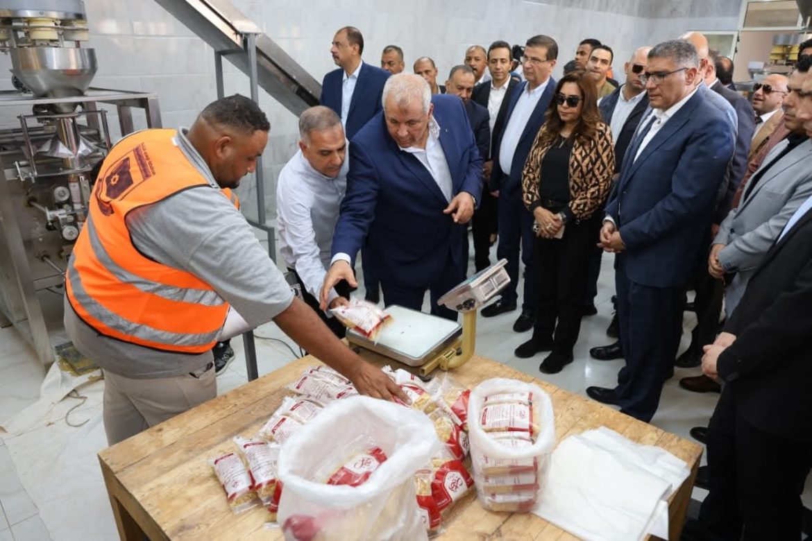 وزيرا التنمية المحلية والزراعة يتفقدان الوحدة الاقتصادية المركزية للمعدات الثقيلة بالخارجة وزيرا التنمية المحلية والزراعة يتفقدان الوحدة الاقتصادية المركزية للمعدات الثقيلة بالخارجة