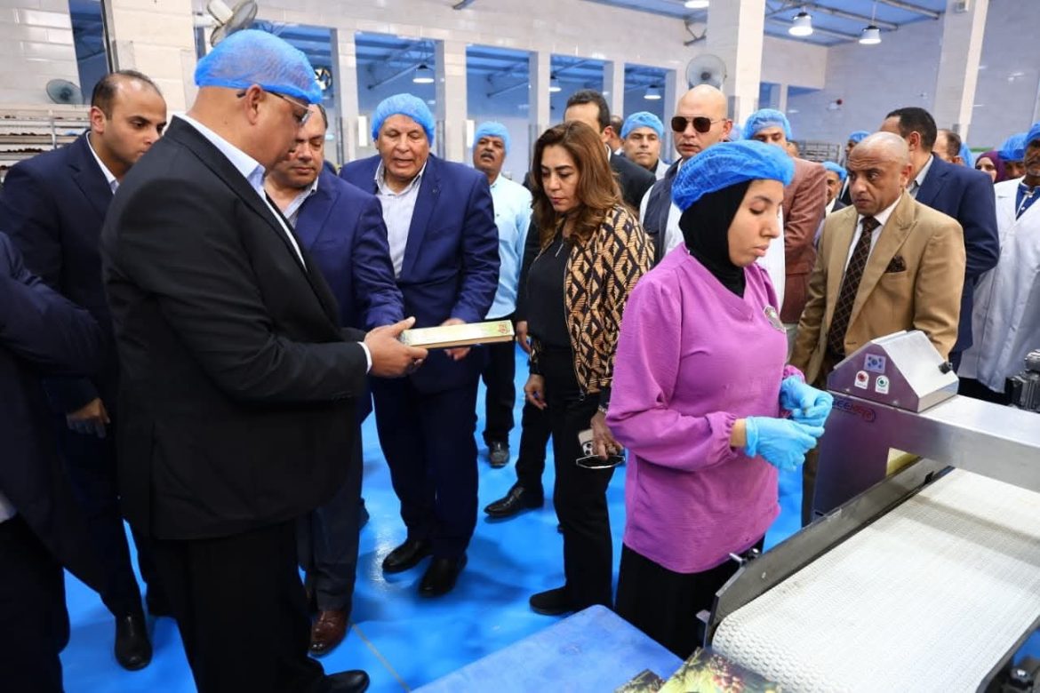 وزيرا التنمية المحلية والزراعة يتفقدان مشروع الإنتاج الحيواني ومجمع تمور الوادي الجديد وزيرا التنمية المحلية والزراعة يتفقدان مشروع الإنتاج الحيواني ومجمع تمور الوادي الجديد