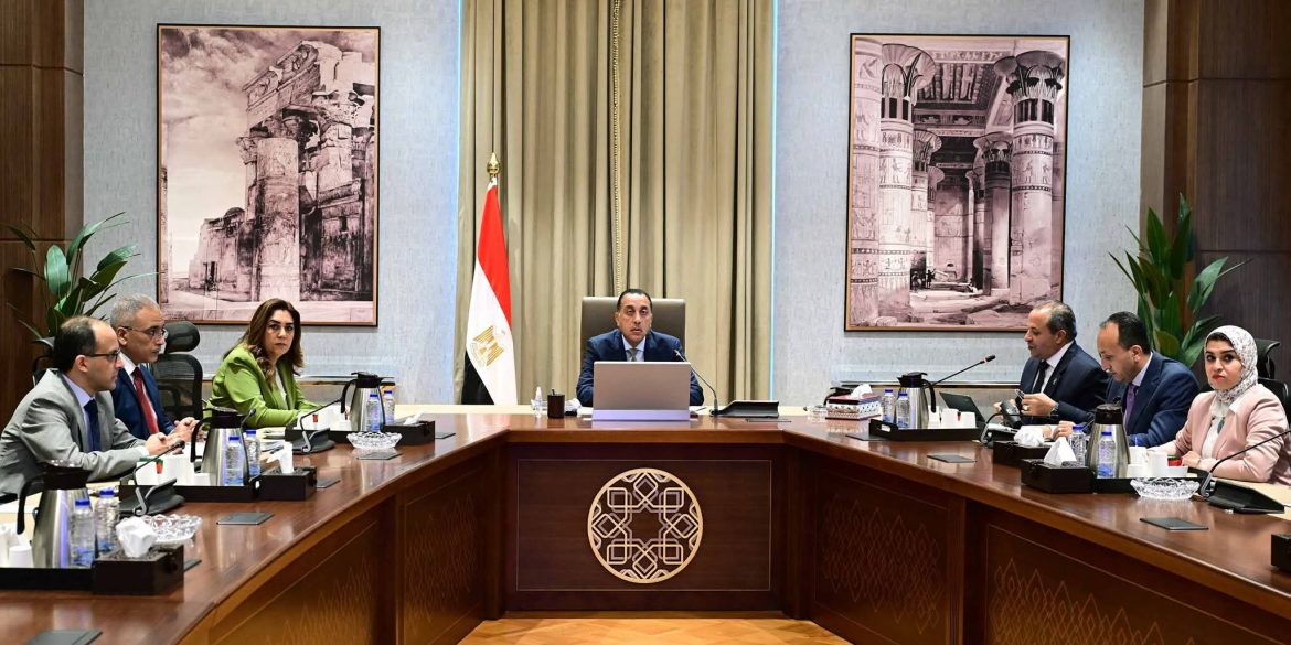 رئيس الوزراء يتابع عددًا من المشروعات الاستثمارية مع محافظ بورسعيد رئيس الوزراء يتابع عددًا من المشروعات الاستثمارية مع محافظ بورسعيد