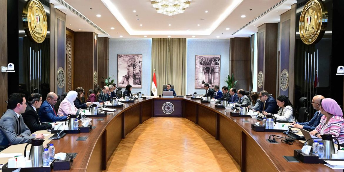 مدبولي: نحرص على تلبية احتياجات المواطنين وضبط الأسواق بتوفير السلع الاستراتيجية مدبولي: نحرص على تلبية احتياجات المواطنين وضبط الأسواق بتوفير السلع الاستراتيجية
