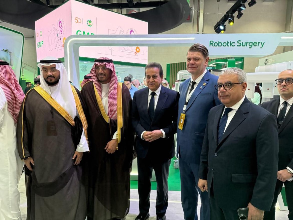 وزير الصحة يتفقد المعرض الطبي المنعقد على هامش ملتقى الصحة العالمي بالسعودية وزير الصحة يتفقد المعرض الطبي المنعقد على هامش ملتقى الصحة العالمي بالسعودية
