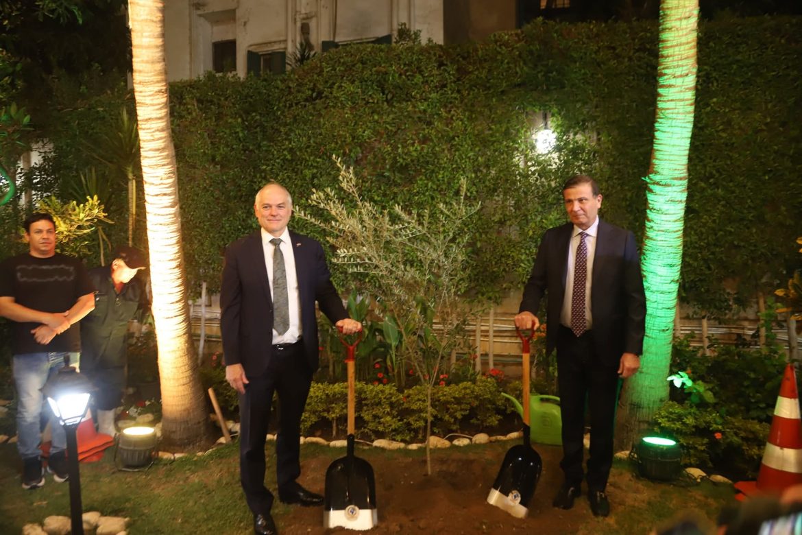وزير الزراعة: ندعو المستثمرين الاستراليين لزيادة الاستثمار في الطاقة النظيفة والأمن الغذائي بمصر وزير الزراعة: ندعو المستثمرين الاستراليين لزيادة الاستثمار في الطاقة النظيفة والأمن الغذائي بمصر