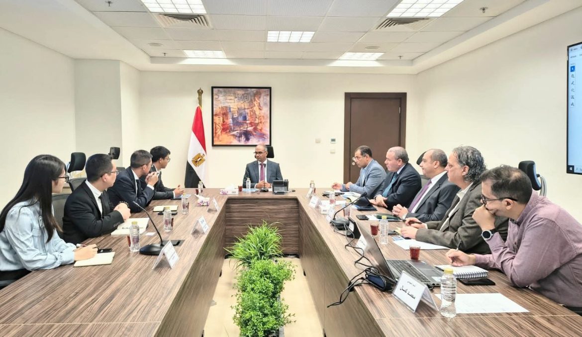 نائب وزير الإسكان يبحث التعاون في مجال تحلية المياه مع شركة صينية نائب وزير الإسكان يبحث التعاون في مجال تحلية المياه مع شركة صينية