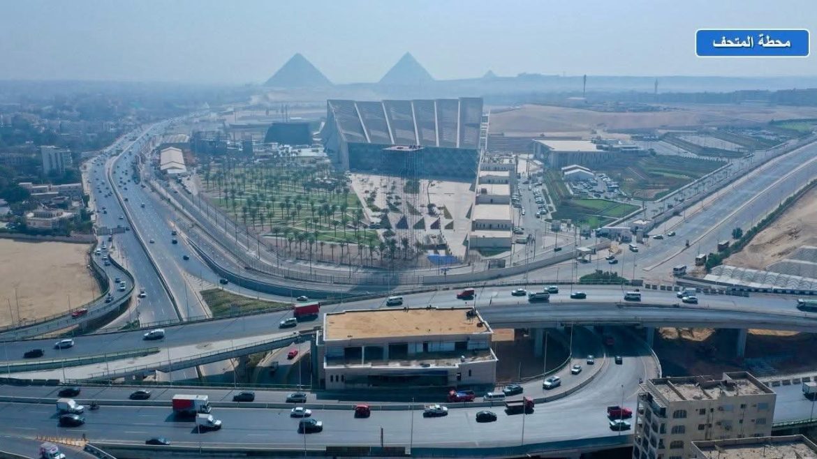 وزير النقل يتابع جاهزية المنطقة المحيطة بالمتحف المصري الكبير وزير النقل يتابع جاهزية المنطقة المحيطة بالمتحف المصري الكبير