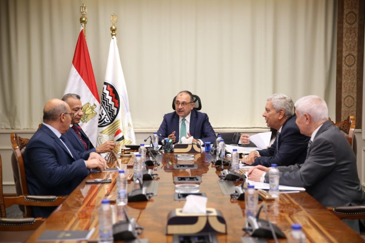 وزير قطاع الأعمال يبحث آليات تأمين احتياجات بنج الأسنان عبر القابضة للأدوية وزير قطاع الأعمال يبحث آليات تأمين احتياجات بنج الأسنان عبر القابضة للأدوية