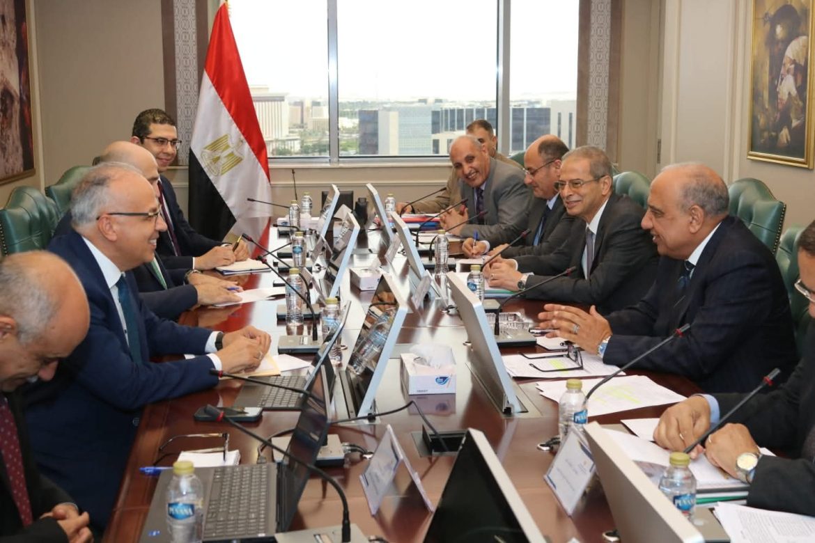 وزير الكهرباء يبحث استغلال الأصول المتاحة في نطاق السد العالي مع وزير الري