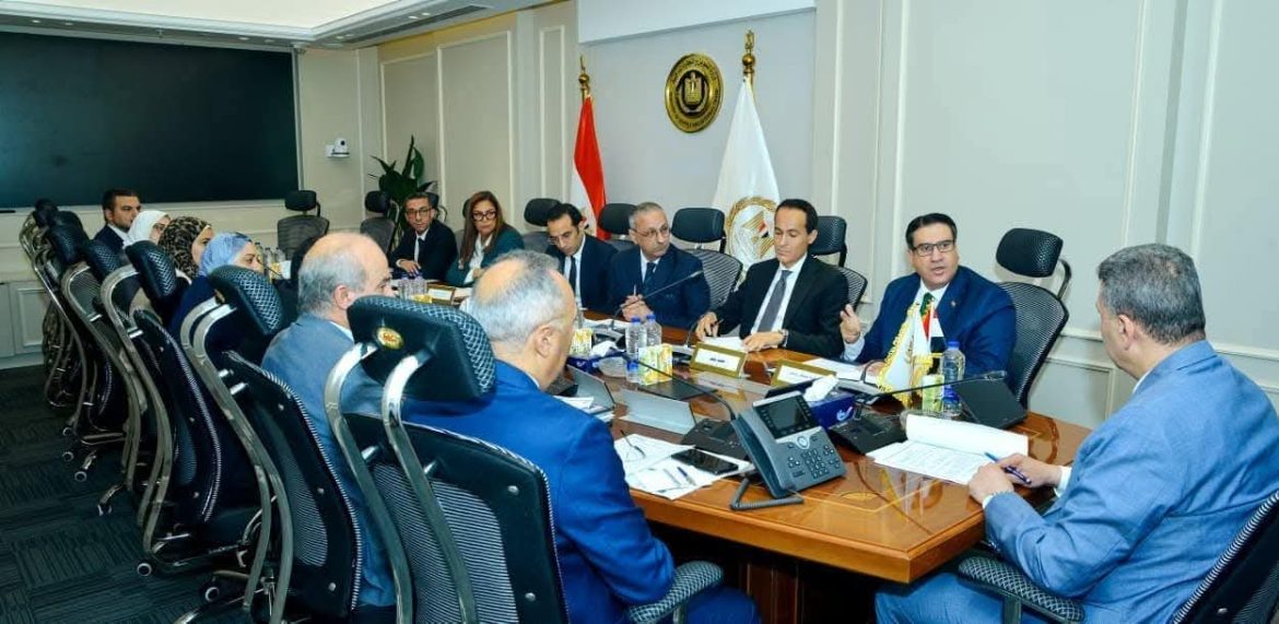 نائب وزير التموين يبحث إنشاء المركز اللوجستي لتخزين الحبوب بميناء شرق بورسعيد