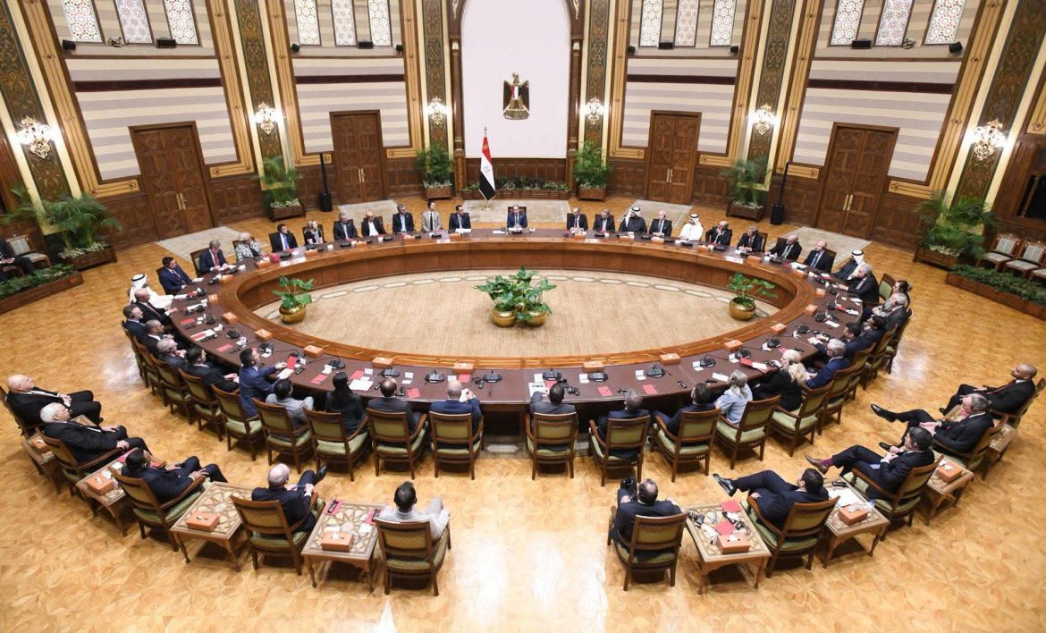 الرئيس السيسي يستقبل قيادات 52 شركة في مجال صناعة التعهيد بقطاع الاتصالات